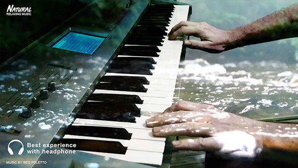 Piano avec une rivière en arriere plan